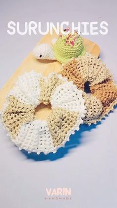 How To Knit A Scrunchie, Crocheting Scrunchies, Scrunchies A Crochet, Crochet Hair Scrunchies, Diy Hair Accessories Tutorial, Scrunchies Crochet, Wool Crafts Diy, Hair Accessories Tutorial, Crochet Scrunchie