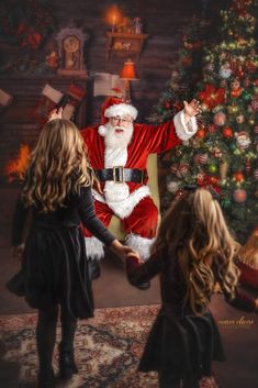 Santa Poses With Kids, Cookies With Santa Photography, Christmas Photoshoot With Santa, Pictures With Santa Ideas, Christmas Mini Session Ideas Indoor, Santa Photoshoot