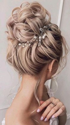 All Up Prom Hairstyles, Wedding High Ponytail Hairstyles With Veil, Hairstyles Prom Bun, Up Do Hair Styles For Prom, Prom Hair Styles Bun, Elegant Prom Hair Updo, Cute Prom Hairstyles Updo, Elegant Prom Updos, Formal Bun Updo