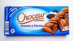 a close up of a box of cookies and cream on a white surface with the word choceur in it