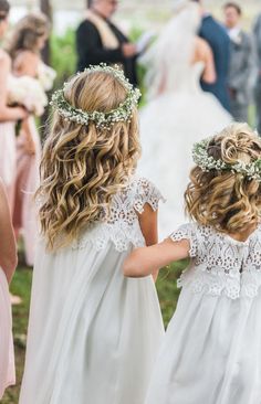 Flower Girl Inspiration, Wedding Kids Outfit, Wedding By The Sea, Bridesmaid Flowers, Wedding With Kids, White Dresses