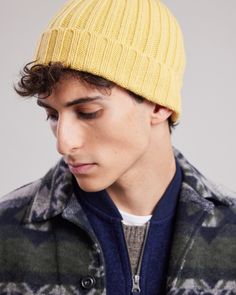 Men's ribbed wool and cashmere hat. Classic Cashmere Winter Hat, Classic Fitted Wool Beanie, Classic Merino Wool Hats For Winter, Classic Ribbed Hat For Cold Weather, Classic Knitted Hats, Classic Knitted Merino Wool Beanie, Classic Beanie For Cold Weather, Ribbed Wool Hat For Fall, Fall Ribbed Wool Hat