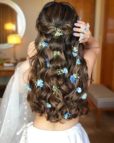 Princess feels in this beauteous hairdo. #bridalhairstyling #bridalhairaccessories #bridalportrait #bridehair #bridalhairandmakeup #bridalhairstyles #bridalhairdo #bridalhair #shaadisaga #bride #bridalinspo #bridalinspiration Engagement Hairstyles, Quinceanera Hairstyles, Indian Wedding Hairstyles, Flowers In Her Hair, Quince Hairstyles, Open Hairstyles, Peinados Fáciles Para Cabello Corto, Wedding Hairstyles For Long Hair, Indian Hairstyles