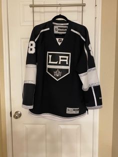 Hockey Outfits, Custom Fitted Hats, Estilo Cholo, Streetwear Ideas, Short Hair Tomboy, 00s Fashion, American Football Jersey, Hockey Shirts, Street Fashion Men Streetwear