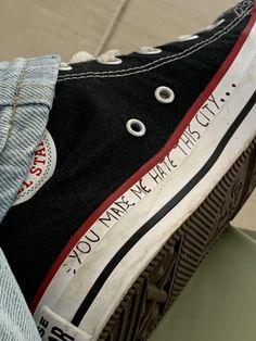 Converse Writing On Shoes, Writing On Converse, Doodles On Converse, Custom Converse Ideas, Converse Custom Ideas, Converse Rouge, Converse Drawing, Doodle Shoes