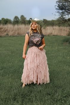 Carrie Bradshaw Outfits Plus Size, Colorful Southern Outfits, Western Cowgirl Party Ideas, Southern Woman Style, Spring Cowgirl Outfits, Country Wedding Outfits For Women Guest, Western Chic Wedding Guest Attire, Western Gala Outfit, Cowgirl Skirt Outfits