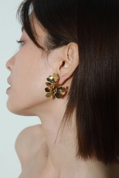 Elevate your look with Flower Hoop Earrings! These versatile earrings are perfect for any occasion - from a night out to the office and everywhere in between. Crafted with a timeless design, the Flower Hoop Earrings add the perfect pop to your look for the perfect finishing touch.
Gender: UnisexMaterial: Gold-plated alloyQuantity: 1 PairLength: 2.8 cmSingle weight: 13g Elegant Hoop Flower Earrings For Party, Elegant Flower Hoop Earrings For Party, Elegant Metal Hoop Flower Earrings, Gold Hoop Flower Earrings For Party, Clip-on Flower Earrings For Party, Metal Hoop Flower Earrings, Elegant Metal Flower Hoop Earrings, Elegant Pierced Hoop Flower Earrings, Modern Flower Earrings For Pierced Ears