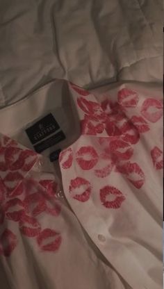 Kiss Button Up Shirt, Margiela Kiss Shirt Diy, Diy Kisses Shirt, Kisses Shirt Ideas, T Shirt Kisses Diy, 2024 Shirt Design, Button Down Upcycle, Aesthetic Button Up Shirt, Kiss Shirt Diy