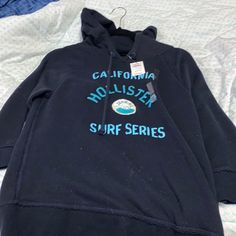 Nwt Hollister Sweatshirt Casual Hoodie For Outdoor, Casual Fleece Hooded Top, Casual Hooded Fleece Top, Blue Long Sleeve Tops With Kangaroo Pocket, Navy Casual Sweatshirt With Pockets, Casual Blue Fleece Outerwear, Blue Top With Double-lined Hood For Streetwear, Navy Long Sleeve Hoodie For Winter, Navy Cotton Hooded Tops