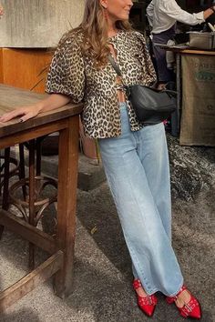 cheetah bow top Trendy Short Sleeve Leopard Print Blouse, Look Grunge, Look Casual Chic, Style Lookbook, Laced Up Shirt, Leopard Print Shirt, Summer Fabrics, Fashion Streetwear, Look Casual