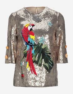 The colorful parrot print of this Dolce & Gabbana Parrot-Embellished Blouse is a vibrant touch for your wardrobe. women's has standout animal-inspired design with multicolor crystal embellishment at neckline and back zipper closure. As seen in EDIT magazine. Dolce And Gabbana Dress, Fashion Forever, Embellished Blouse, Blouse Short Sleeve, Dolce E Gabbana, Grey Top, Jersey Top, Dolce & Gabbana, Half Sleeves