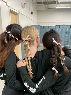 #volleyball #hairstyles #friends Volleyball Hairstyles For Bangs, Sport Day Hairstyles, Volleyball Hairstyles With Bow, Girls Volleyball Hairstyles, Volleyball Hairstyles With Ribbons, Hairstyles For Volleyball, Volleyball Friends, Coquette Hairstyle