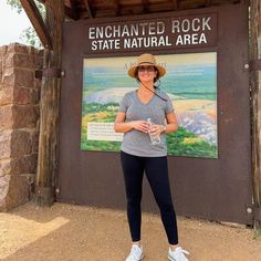 Hiking outfit for a day at enchanted rock in Fredericksburg TX. Wore my Fabletics leggings and Madewell t-shirt. The hat was perfect since it was windy and it wouldn’t blow away from chin strap Hiking Outfit Ideas, Outfit Ideas Vacation, Enchanted Rock, Fabletics Leggings, Blog Social Media, Hiking Outfit