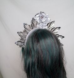 Mermaid headpiece, Blue green mermaid crown This spectacular, shiny mermaid crown is made with glittery gorgeous filigreegold leaves, lace, crystals and beads. This piece is glitters and sparkles with every move. Elegant and regal, this headdress is ideal for making a statement. With so many reflective elements, it is ideal for stage. It can be a great addition to any mermaid costume - Ocean Queen, Sea Queen, Sea goddess. A beautiful and sparkly headdress that is lightweight, comfortable to wear Mermaid Crown Aesthetic, Sea Witch Crown, Gold Mermaid Crown, Mermaid Crown Tiaras, Jasmine Halloween Costume, Princess Jasmine Cosplay, Pearl Crown Mermaid, Adult Fairy Costume, Mermaid Headpiece