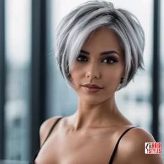 Gray Blending: A Chic And Ageless Way To Wear Your Hair « Only Hairstyles Kris Kardashian Hair, Blonde Bobs With Fringe, Gray Blending Short Hair, Contrasting Hair Color, Black And Grey Hair Short, Pixie Bob Haircut Short, Gray Hair Short