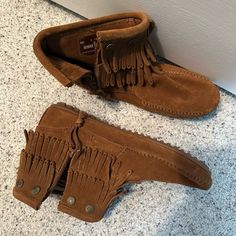 Minnetonka Size 9 Women’s Moccasins. Never Worn, No Tags. Casual Suede Moccasins With Fringe, Western Style Closed Toe Moccasins For Fall, Fall Western Closed Toe Moccasins, Western Moccasins With Rubber Sole For Fall, Bohemian Slip-on Moccasins For Fall, Casual Leather Moccasins With Fringe, Moccasin Boots Outfit, Fashion Still Life, Minnetonka Moccasins