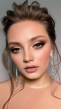 Ideias de maquiagem para madrinhas de casamento • Helena Mattos Make Up Mata, Wedding Eyes, Wedding Eye Makeup, Glam Wedding Makeup, Wedding Makeup For Brown Eyes, Casual Makeup, Bridesmaid Hair Makeup, Neutral Makeup