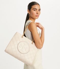 Timeless Quilted Shoulder Bag, Tory Burch Soft Fleming, Tote Outfit, Tory Burch Tote, Designer Tote Bags, Womens Designer Handbags, Designer Totes, Tory Burch Bag, Wallet Chain