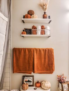 Fall bathroom decor, bathroom styling, fall home, bathroom shelf decor, fall styling, fall home decor, autumn bathroom, fall decor ideas Fall Bathroom Decor Ideas, Fall Bathroom Decor, Fall Bathroom, Fall Bedroom Decor, Decor Ideas Bedroom