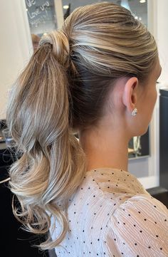 Channeling bridal beauty with a classic ponytail – because sometimes, less is more💫👰 
.
.
.
.
#SimplyStunning #nolabride #nolahair #bridalhair #bride #updo #ponytailstyle #nolastylist #gretnastylist #top200salon #salontoday #meetyourstylist #nolahairsalon #aluxebridalshow #neworleanswedding #salonsanity #weddingfriday
📸 @hairbykerryburrows Classic Ponytail, Bride Updo, New Orleans Wedding, Ponytail Styles, Less Is More