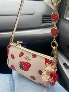 Coach strawberry 🍓 bag whith ternurin. Coach Strawberry Bag, Bags Photoshoot Ideas, Coach Strawberry, Tas Coach, Strawberry Bag, Inside My Bag, Handbag Essentials