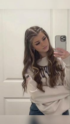 #easymakeupforteens What Are Some Cute Hairstyles For School, Summer Girl Hairstyles, Cute Hairstyles For Medium Hair Down, Hair Styles For Brunette, Off The Face Hairstyles, Hairstyles For Summer 2024, Hair For Concert, Promotion Hairstyles, Hair Ideas For Homecoming