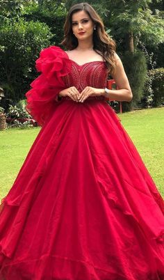 Red Net Gown, Stylish Party Dresses Classy, Gowns Dresses Party Wear, Party Wear Gowns Western, Net Gown Designs, Women In Red, Party Dress Inspiration, Net Gowns