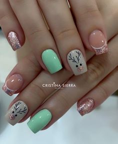 Christmas Green And Gold Nails, Christmas Decor Ideas Nails, Nails With Snowman, Picasso Nails, Nail Noel, Winter Nail Art Designs, Quartz Nails, Red Christmas Nails