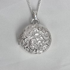 "CIRCULAR LOcket NECKLACE WITH BRANCHES FE488 Beautiful circular locket with branches 😊 \"You send us the photo you want me to put on you and we send it to you\" The jewelry is handmade by hand, the material is 925 sterling silver Being a piece of handmade jewelry, no two items are exactly alike. We do our best to ensure the best quality. However, there may be minor blemishes and should not require a defect. As with all handmade jewelry, this gives each piece a unique look. ✅ Dimensions: Chains Circle Locket, Locket Picture, Picture Necklace, Sterling Silver Locket, Silver Locket, Photo Locket, Silver Lockets, You Want Me, Locket Necklace