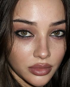 Everyday Y2k Makeup, Simple Minimalist Makeup, Make Up For Brunettes With Hazel Eyes, Grunge Makeup No Eyeliner, Dark Red Eyebrows, Quiet Grunge Makeup, 2012 Makeup Looks, Makeup Looks Downturned Eyes, Makeup For Dark Features