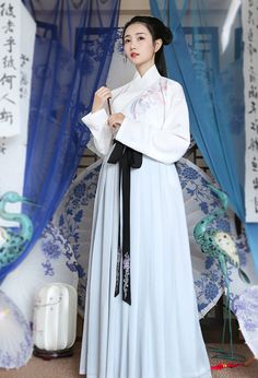 Traditional Chinese Hanfu, Chinese Ornament, Fantasy Garb, Hanfu Traditional, Amazing Dresses, Chinese Hanfu, Chinese Clothing, Simple Beauty