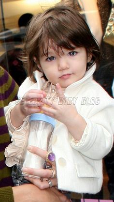 Suri cruise...daughter of Tom cruise. How cute!!! Suri Cruise Baby, Cutest Babies Ever, Celebrity Baby, Baby Bangs, Race Party, Cute Haircuts, Celebrity Babies