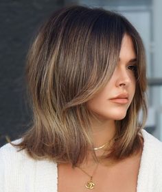 Straight Collarbone Length Hair with Long Curtain Bangs Inverted Hairstyles, Collarbone Length Hair, Messy Wavy Hair, Dunner Wordend Haar, Straight Hairstyles Medium, Womens Haircuts Medium, Long Bob Haircuts, Medium Curly Hair Styles, Medium Short Hair