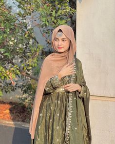 Hijabi Traditional Outfit, Salwar With Hijab, Hijab With Pakistani Outfit, Hijabi Pics For Instagram, Muslim Traditional Dress, Desi Hijabi Outfits, Hijabi Photoshoot, Ethnic Poses, Shaadi Outfits