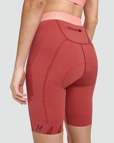 Pantalón corto de tránsito para mujer MAAP - Canela
Cuando la moda y la funcionalidad chocan, conoce el nuevo pantalón corto Transit para mujer. Construido from un tejido elástico en 4 direcciones con una suave estructura de microfibra entrelazada para conservar la forma y la elasticidad. Las costuras planas y el diseño de pierna de un solo panel brindan un acabado suave contra la piel para una máxima comodidad. Diseñado anatómicamente para mujeres y con una gamuza específica para mujeres de den Yoga Sportswear, Womens Cycling Clothes, Cycling Apparel, Sportswear Fashion, Clothing Details, Cycling Women, Leg Design, 4 Way Stretch Fabric, Cycling Outfit