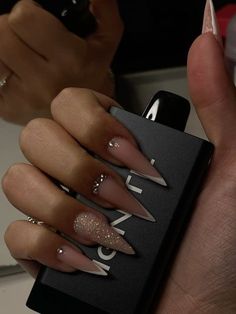 Elegant Almond Shaped Nails, Nails 2024 Stiletto, Nail Inspo Stilleto, Nail Inspo Stiletto, Stiletto Nails Ideas, Simple Stiletto Nails, Stiletto Nail Art, Nails Stiletto