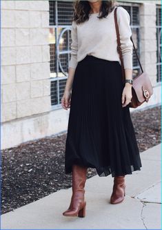 Sharing of of my favorite Fall trends and how to style it - pleated skrit. If you don't own one, do yourself a favor and get one Pleated Skirt Outfit Ideas, Black Pleated Skirt Outfit, Black Midi Skirt Outfit, Pleated Midi Skirt Outfit, Midi Skirt Outfit Winter, Skirts For Fall, Pleated Skirt Outfits, Skirts Style, Skirt Outfit Fall