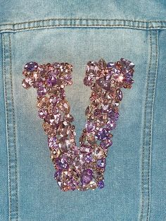 All rhinestone are metal backed. Any color combination is possible. Prices vary. All rhinestones are hand sewn. Rhinestone Clothing Designs, Diy Jean Jacket Ideas Rhinestone, Rhinestone Jacket Outfit, Jacket Patches Aesthetic, Denim Diamonds Theme Outfit, Jewel Jeans, Rhinestone Clothes, Bedazzled Stuff