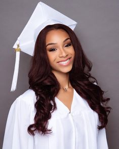 Hair color! Senior Pictures Hairstyles, Hairstyles For Seniors, Graduation Cap And Gown, Graduation Makeup, Graduation Hairstyles, Graduation Photoshoot, Cap And Gown, Graduation Outfit