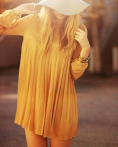 Shift dresses and floppy hats compliment each other perfectly! Beautiful Spring Dresses, Mode Boho, Looks Street Style, Looks Chic, Estilo Boho, Spring Dress, Hippie Style, Street Styles, Primavera Estate