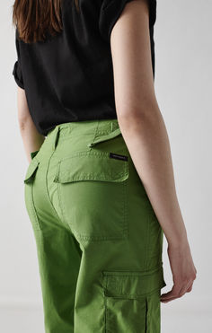 There's just nothing better than finding the perfect pair of pants you feel confident in 💚