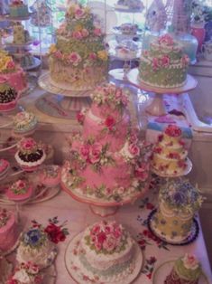 Marie Antoinette tea party 🩰 Kue Macaroon, Vintage Birthday Cakes, Pastel Cupcakes, Pretty Dessert, Cute Baking, Cakes And Cupcakes, Marble Cake, Think Food, Pretty Birthday Cakes