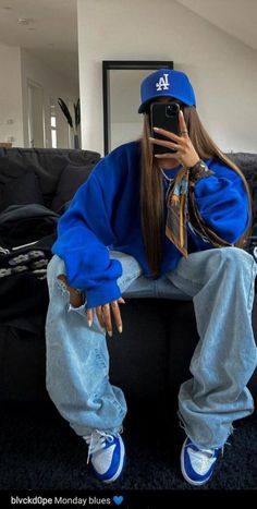 Clothing Inspo Aesthetic Winter, Streetwear Fashion Women Colorful, Blue Hat Outfit, Stile Ragazza Skater, Fitted Hats Women, Bruh Girl Outfits, Pakaian Hipster, Looks Hip Hop, Stile Hijab