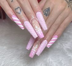 Pink Christmas Acrylic Nails, Baby Pink Christmas Nails, Manicure Christmas Nails, Pink And White Christmas Nails, Pink Christmas Nails Acrylic, Nails For The New Year, Pink Christmas Nail Designs, Manicure Christmas, Disney Acrylic Nails