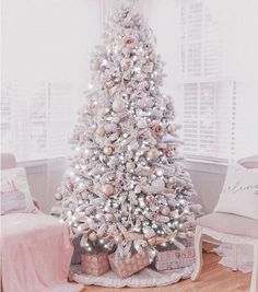 a delicate and refined glam Christmas tree with white and pink ornaments, with lights, flowers and ribbons is just jaw dropping Glam Christmas Tree, Classy Christmas Decor, Rose Gold Christmas Tree, Rose Gold Christmas Decorations, Silver Christmas Decorations, Shabby Christmas, Rose Gold Christmas, Glam Christmas