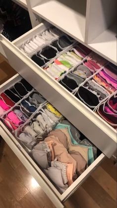 Organized Aesthetic Closet, Ideas Para Organizar Closet, Ideas Para Organizar Cuarto, Drawers Organization, Organize Closet, How To Organize Your Closet, Room Organization Bedroom, Room Organisation