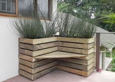 a corner bench made out of wooden pallets with plants growing in the top and bottom