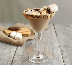 S’mores Martini (with marshmallow vodka) An adult treat with all the flavor of the classic campfire dessert! Chocolate Vodka, Campfire Desserts, Martini Bar, Birthday Drinks, Chocolate Liqueur, Martini Recipes, S'mores