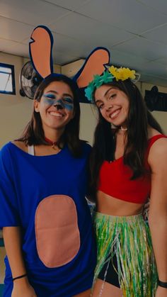 lilo & stich 
blue costume 
hawai Lilo And Stitch Duo Costume, Lilo And Stitch Costume Best Friends, Stitch Costume Makeup, Lilo And Stitch Outfit Ideas, Stitch Costume Ideas, Stitch Makeup Disney, Lilo Y Stitch Disfraz, Disney Duos Costumes, Diy Lilo And Stitch Costume