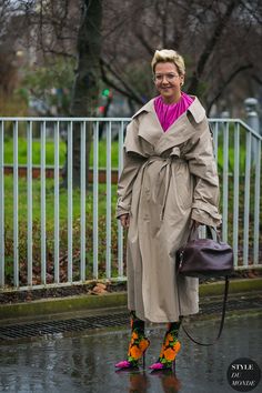 Ksenia Chilingarova by STYLEDUMONDE Street Style Fashion Photography Trench Street Style, Rainy Outfit, Leandra Medine, Perfect Sneakers, Street Style 2017, Burberry Trench, Streetstyle Fashion, Russian Fashion, Digital Agency